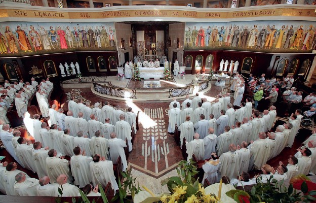 Kapłani podczas Mszy św. w sanktuarium Najświętszej Maryi Panny Gwiazdy Nowej Ewangelizacji i św. Jana Pawła II