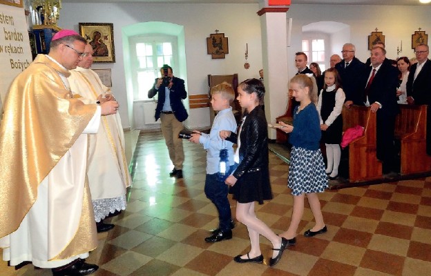 Bp Wiesław Śmigiel przyjmuje dary ofiarne podczas Mszy św.
w kościele pw. Podwyższenia Krzyża Świętego w Działdowie