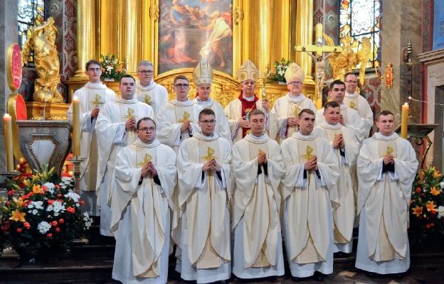 Nowo wyświęceni kapłani diecezji kieleckiej wraz z księżmi biskupami, rektorem Seminarium oraz opiekunem roku