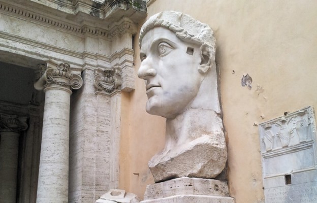 Rzym – Muzeum Kapitolińskie. Pozostałość posągu cesarza Konstantyna Wielkiego, któremu niektórzy błędnie przypisywali ubóstwienie Jezusa z Nazaretu na Soborze w Nicei (325 r.)