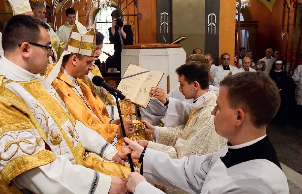 Liturgia święceń. Ks. Sławomir Pietraszko symbolicznie otrzymuje od biskupa kielich i patenę