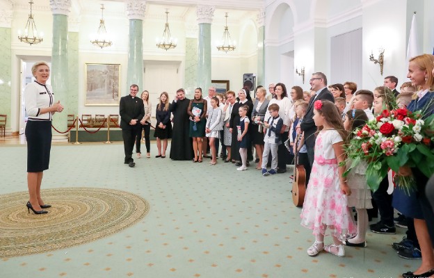 Agata Kornhauser-Duda spotkała się z laureatami i członkami kapituły konkursu „Na 100-lecie niepodległości - Modlitwa za Ojczyznę”
