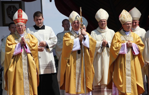 Odpustowej liturgii przewodniczył abp Andrzej Dzięga. Jubileusze świętowali bp Paweł Socha i bp Antoni Stankiewicz