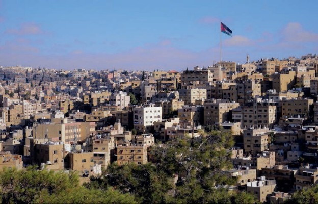 Flaga Jordanii górująca nad Ammanem
