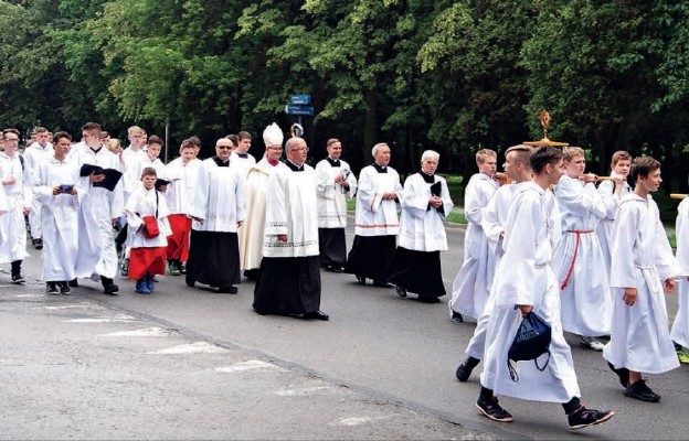VII Pielgrzymka Liturgicznej
Służby Ołtarza Archidiecezji
Częstochowskiej zgromadziła
w Zawierciu prawie tysiąc
ministrantów