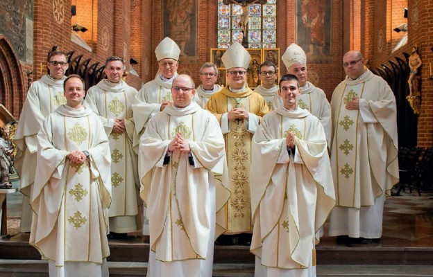 Neoprezbiterzy z księżmi biskupami, moderatorami seminaryjnymi i proboszczami rodzinnych parafii