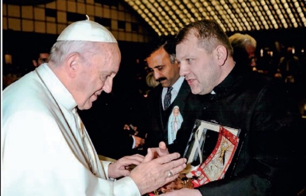 Papież Franciszek błogosławi koronę dla Matki Bożej Chełmońskiej