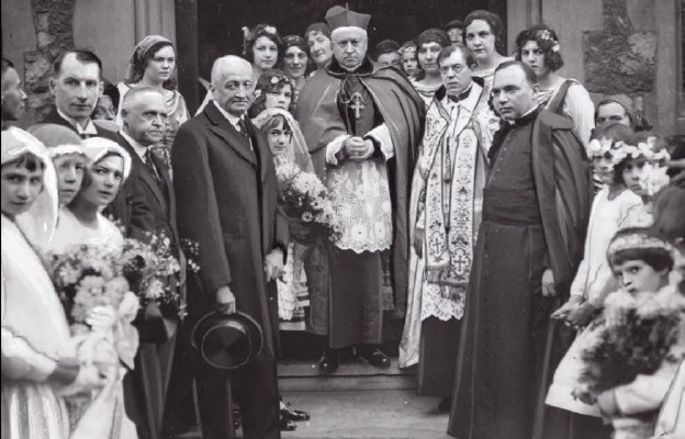 Prymas Polski kard. August Hlond podczas wizyty w parafii w 1930 r.