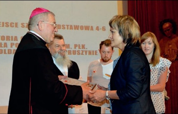 Nagrodę dr Małgorzacie Wawszczyk wręczył bp Jerzy Mazur SVD