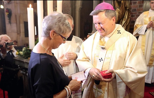 Abp Kupny odznacza
medalem Iwonę Stec