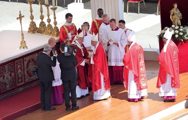 Papież Franciszek wręcza paliusz abp. Grzegorzowi Rysiowi