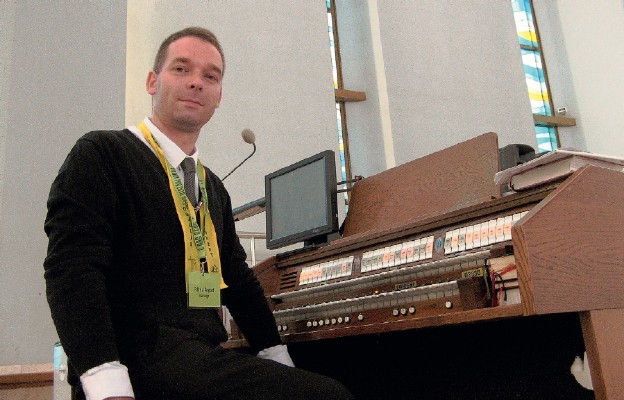 Árpád Pálmai, towarzyszący
pielgrzymom organista i dyrygent,
pochodzi z miasta Esztergom,
wyzwolonego od niewoli tureckiej
przez króla Jana III Sobieskiego