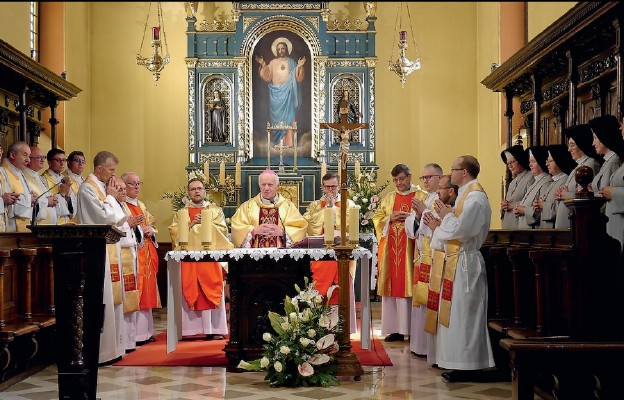 Jubileuszowej Eucharystii w kościele pw. Najświętszego Serca Pana Jezusa przewodniczy abp Adam Szal