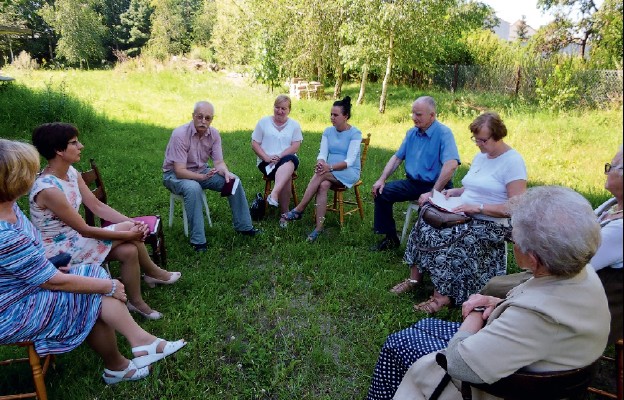 Członkowie ruchu podczas spotkania w grupach dzielenia