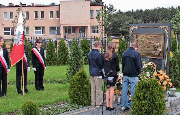 Złożenie kwiatów i zapalenie
zniczy w rocznicę nadania
szkole imienia Jana Pawła II
