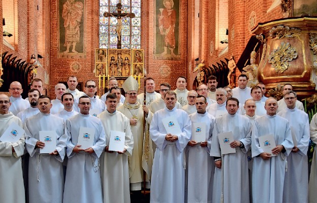 Lektorzy stali z bp. Wiesławem, diakonem stałym Waldemarem
oraz proboszczami swoich parafii