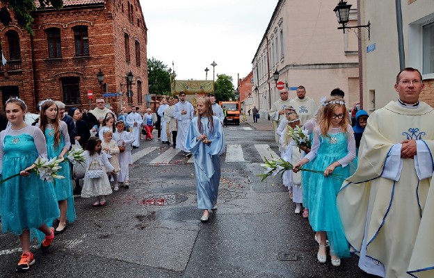 Procesja eucharystyczna wokół świątyni