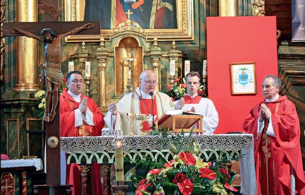 Przy ołtarzu (od lewej): ks. Krzysztof Kwiatkowski, bp Józef Wróbel i ks. Jan Hałasa