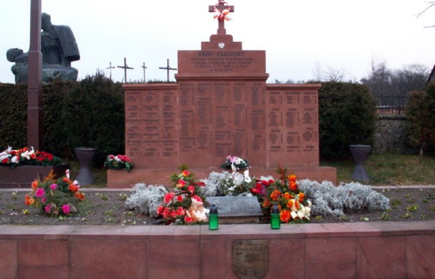 Grób zbiorowy ofiar pacyfikacji wsi Michniów – wzniesiony przez mieszkańców Michniowa w 1945 r.