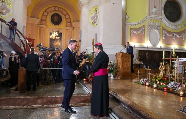 Prezydent RP przekazał na ręce biskupa krzyż poświęcony pamięci pomordowanych Polaków