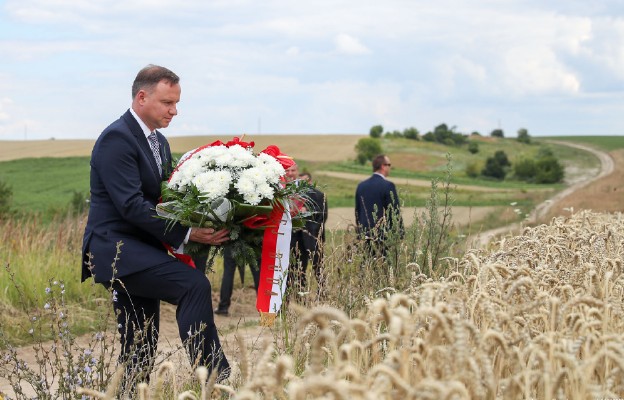 Prezydent Andrzej Duda oddał hołd wszystkim ofiarom rzezi wołyńskiej, składając kwiaty w miejscu nieistniejącej dziś polskiej kolonii Pokuta na Wołyniu