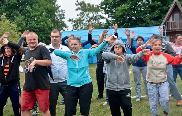 Aktywność fizyczna przynosi osobom niepełnosprawnym prawdziwą
radość. Na zdjęciu: zumba na rozpoczęcie spotkania