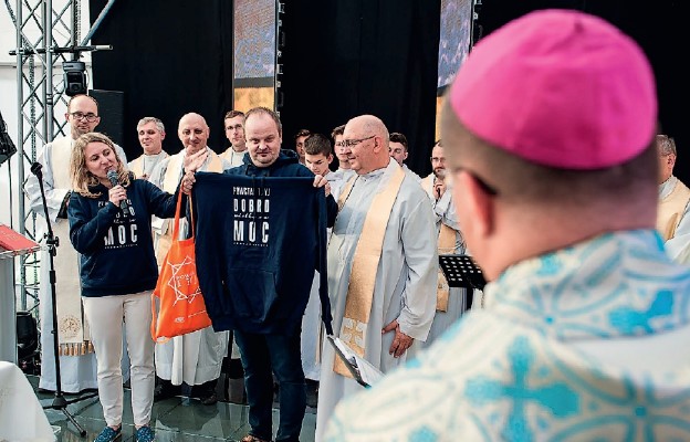 Abp Grzegorz Ryś przyjmuje pamiątkową bluzę Strefy Chwały