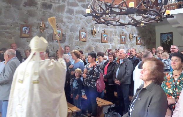 Bp Kazimierz Górny poświęcił nowy żyrandol w kościele