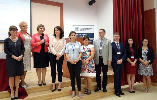 Barbara Stawarz, dyrektor WPSP w Żurawicy (trzecia z lewej) wraz z Komitetem Organizacyjnym Konferencji