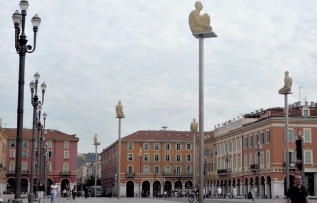 Nicea, plac Masséna. Instalacja „Rozmowy w Nicei”: siedem postaci – siedem kontynentów