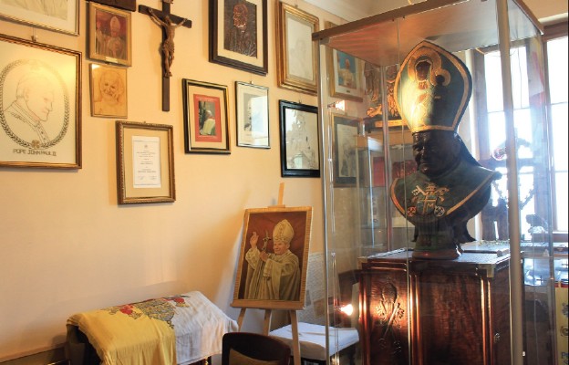 Izba pamięci poświęcona św. Janowi Pawłowi II. Znajdują się tutaj pamiątki po Papieżu Polaku