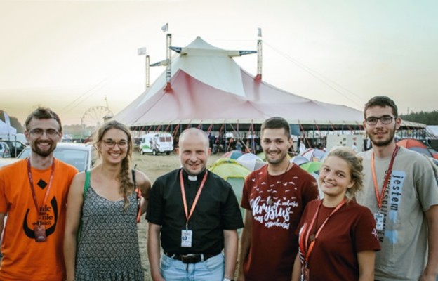 Z ks.  Mateuszem  Buczmą  od  lewej  stoją:  Daniel,  Matylda,  Jędrzej,  Gosia  i Michał