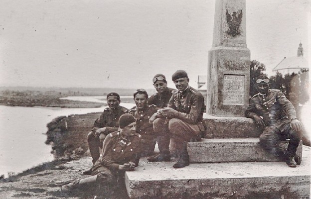Żołnierze przy obelisku na Górze Zamkowej odsłoniętym 11 listopada 1928 r. w 10. rocznicę odzyskania niepodległości