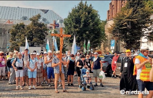 W spiekocie lata do tronu Matki