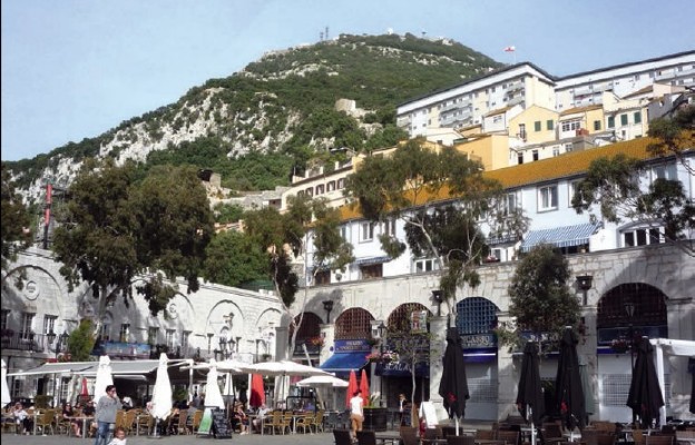 Grand Casemates Square – jeden z głównych placów na Gibraltarze, w tle Skała