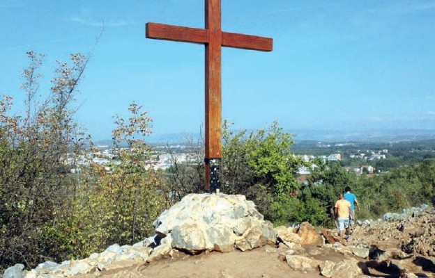 Drewniany krzyż na Górze Objawień, upamiętniający miejsce, w którym Matka Boża
po raz pierwszy wezwała do pokoju