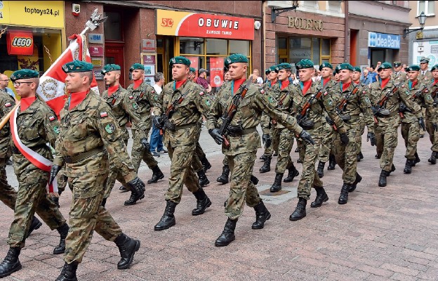 Żołnierze przedefilowali toruńską starówką,
wzbudzając życzliwe reakcje przechodniów