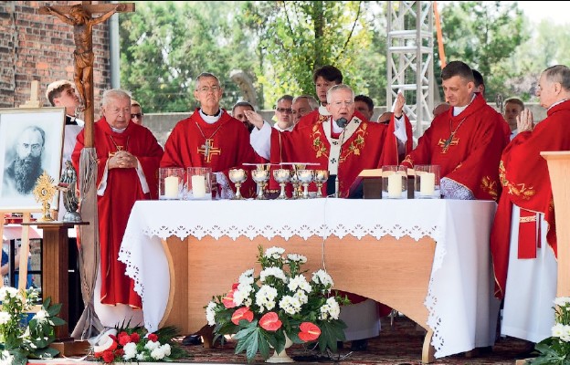 Eucharystia sprawowana na terenie KL Auschwitz w rocznicę ś mierci ś w. Maksymiliana