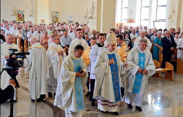 Liturgii uroczystego
poświęcenia świątyni
i ołtarza w Chrzanowie
przewodniczył
bp Krzysztof Nitkiewicz.
Obecni byli liczni
kapłani i wielu wiernych