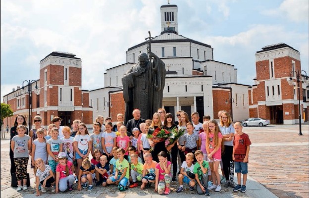 Spotkanie uczestników NDL z kard. Dziwiszem w Domu św. Jana Pawła II upamiętniono
pod pomnikiem Polaka Papieża