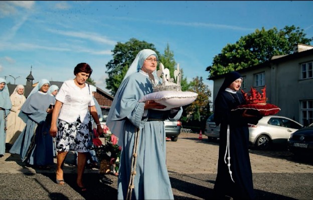 W procesji z kaplicy św. Maksymiliana do bazyliki w Niepokalanowie niesiono dwie korony –
białą i czerwoną