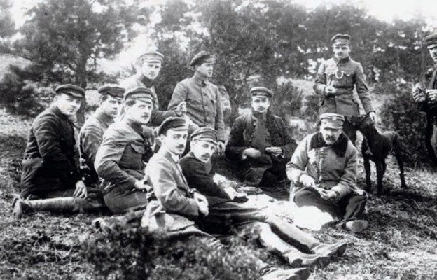 Józef Piłsudski ze współpracownikami na ćwiczeniach
POW w Zielonej pod Warszawą w 1917 r.