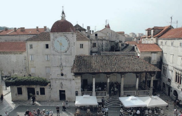 Wieża zegarowa i Loggia Miejska przy pl. Jana Pawła II – widok z dzwonnicy katedry