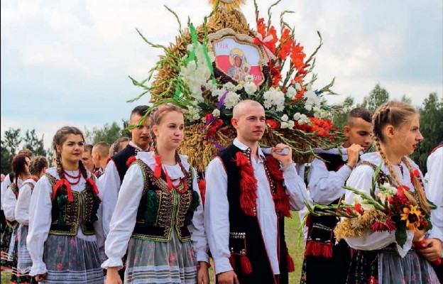 Młodzież w strojach ludowych kultywuje stare tradycje