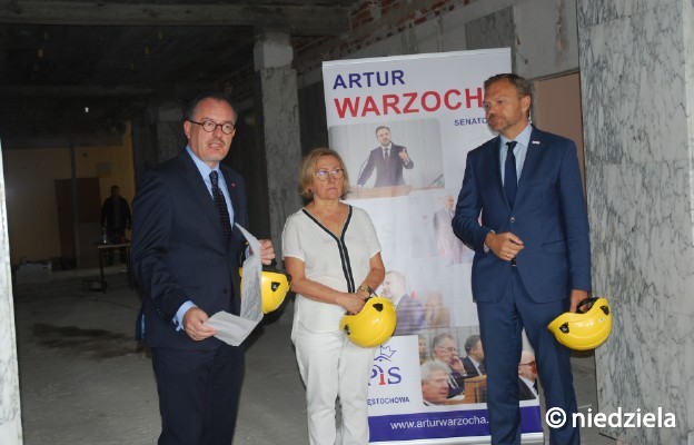 Senator Artur Warzocha i prezes Anna Kaptacz w remontowanym budynku