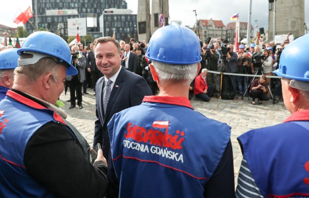 Prezydent Andrzej Duda przed brama stoczni