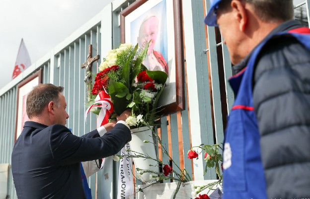 Prezydent Andrzej Duda przed brama stoczni