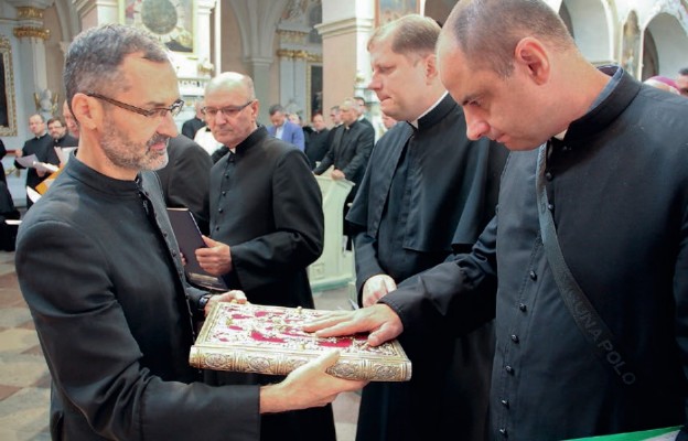 Nowi proboszczowie przysięgają
na księgę Ewangelii