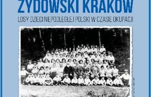 Fotografia na plakacie informującym o wydarzeniu, przedstawia kolonię zorganizowaną w lecie 1939 roku dla dzieci z żydowskiego sierocińca. W 2. rzędzie (w czerni, z długą brodą) siedzi Dawid Kurzmann, zwany krakowskim Januszem Korczakiem. 