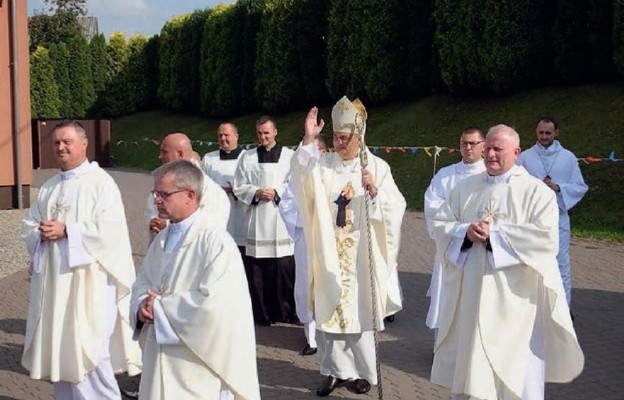 Bp Grzegorz Kaszak przewodniczył Liturgii konsekracji światyni
z udziałem licznie zgromadzonych kapłanów, gości i parafian